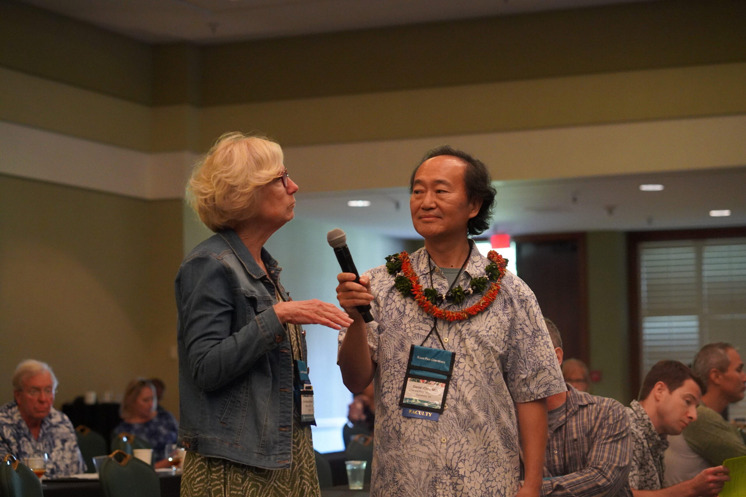 Dr Choi moderates an audience member question at the Kaua'i Pain Conference